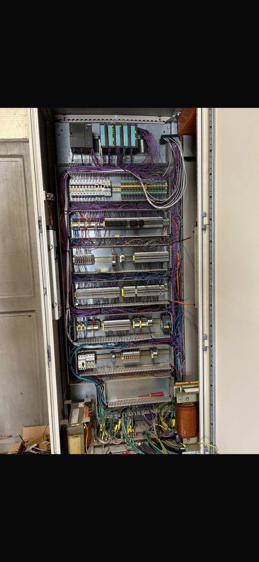 Onderhoud van industriële PLC-kast met bekabeling